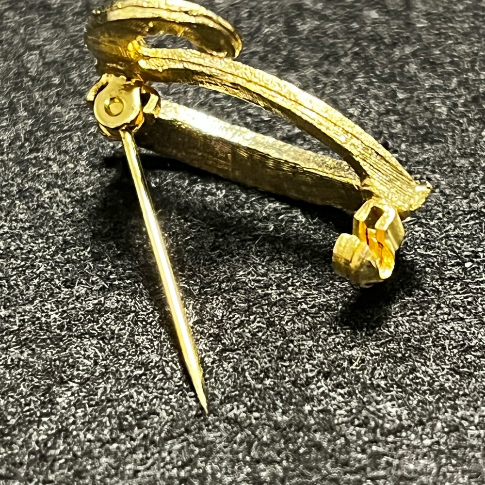 Vintage Gold Plated Cursive Letter
“V” Brooch Fashion - Rare Collectible - Picture 6 of 6